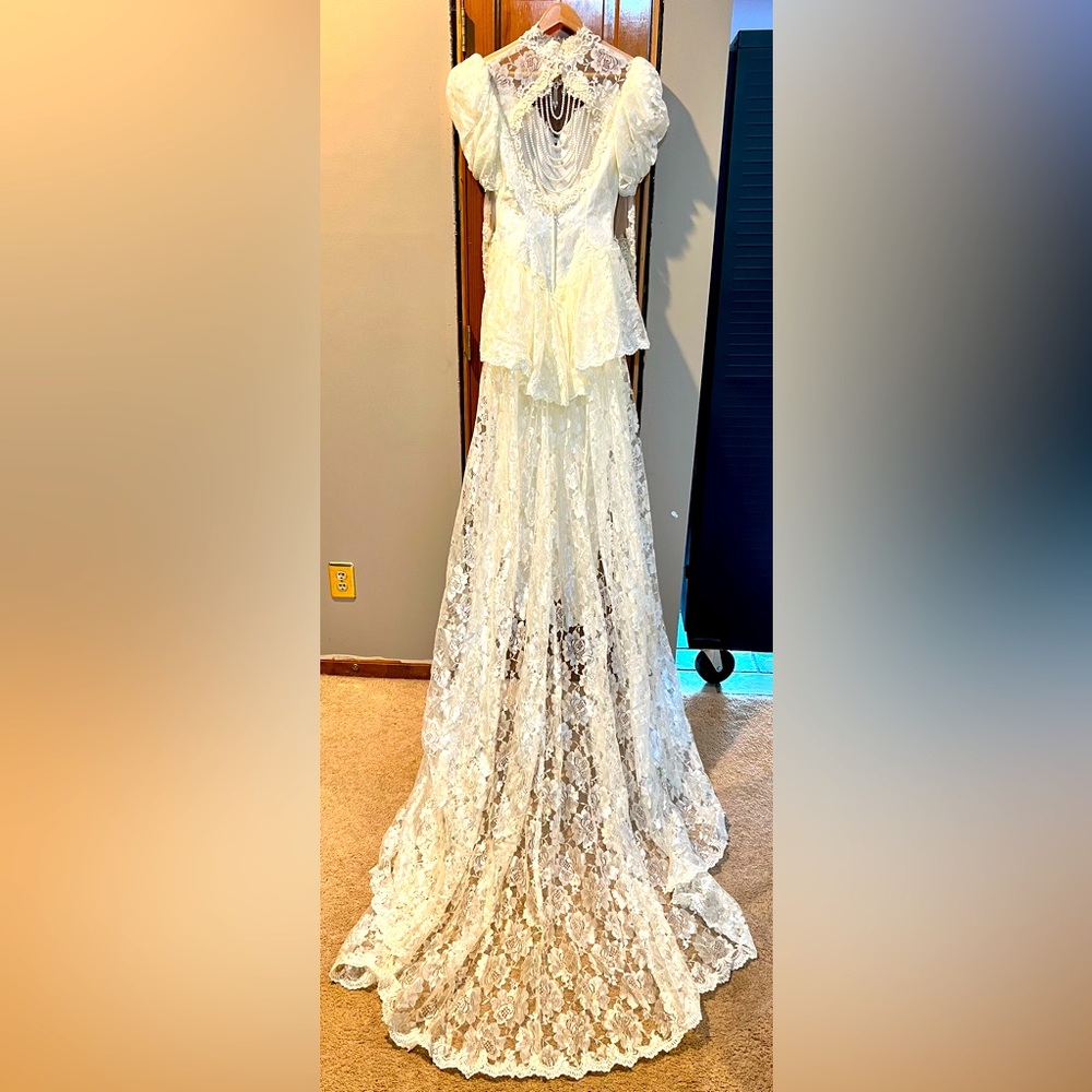 Spectacular Ivory Vintage Sweetheart Gowns *Size 8* Pearls, Sequins, Train